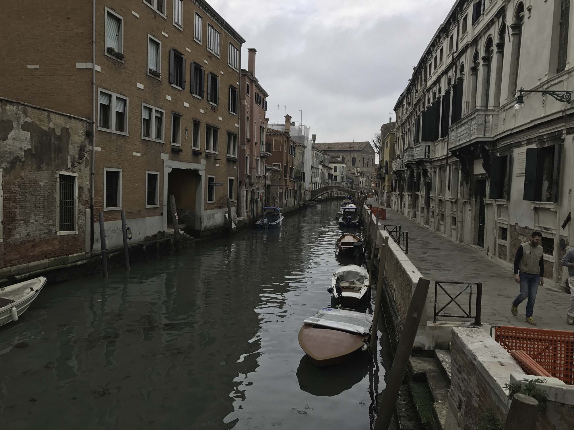 Typische Gasse in Venedig