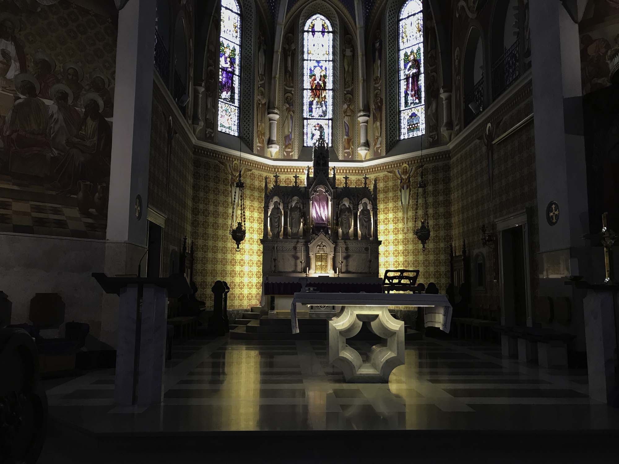 Altar und Apsis der Martinskirche