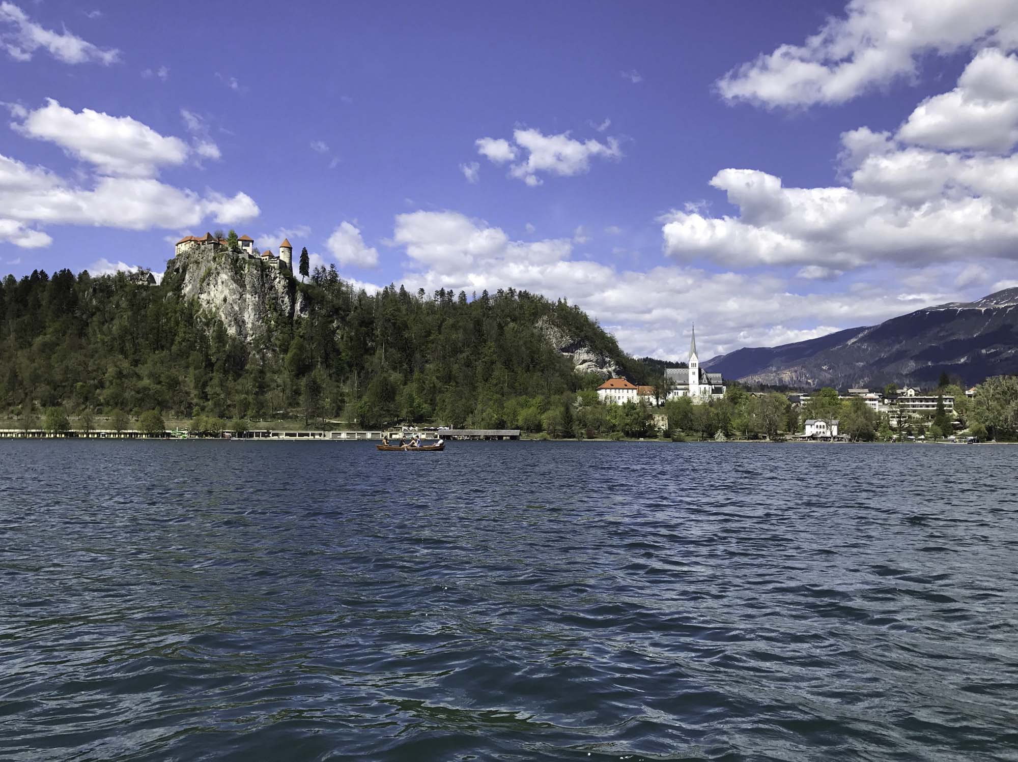Schloss vom See aus, mit Martinskirche rechts