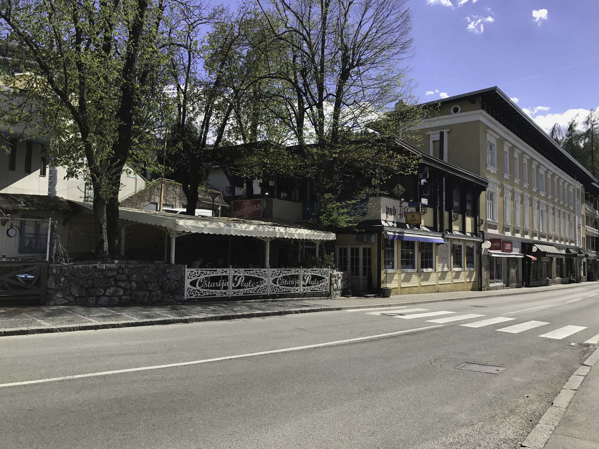 Lokal von der Strasse her betrachtet