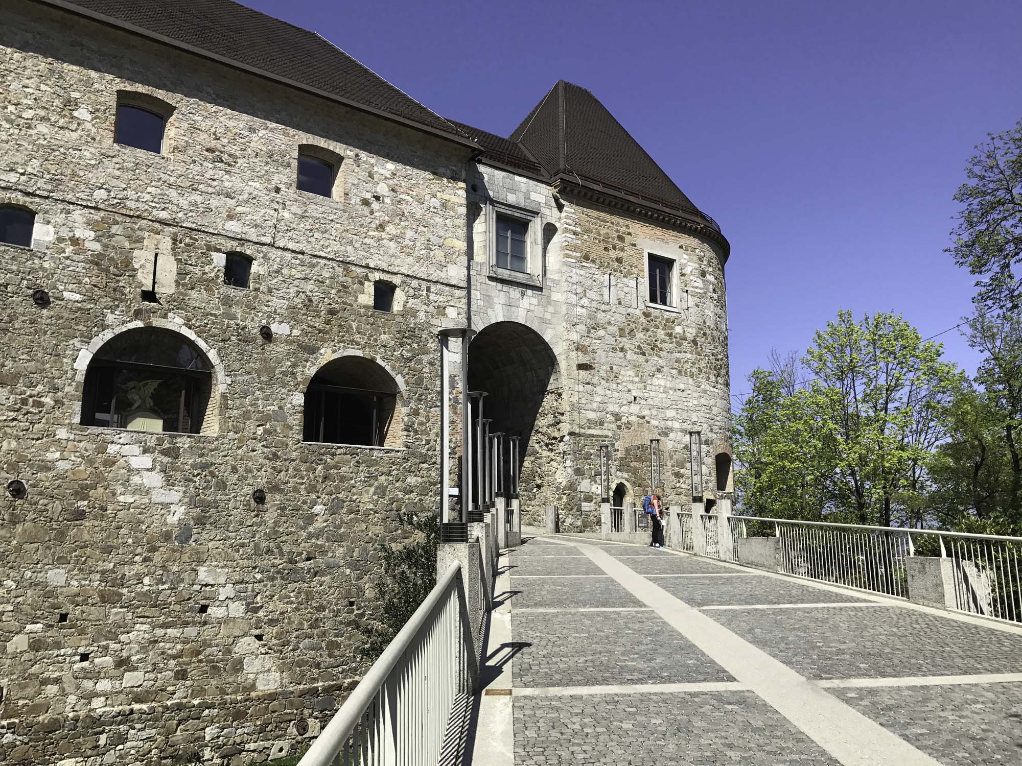 Burgmauer und Eingang vom Parkplatz