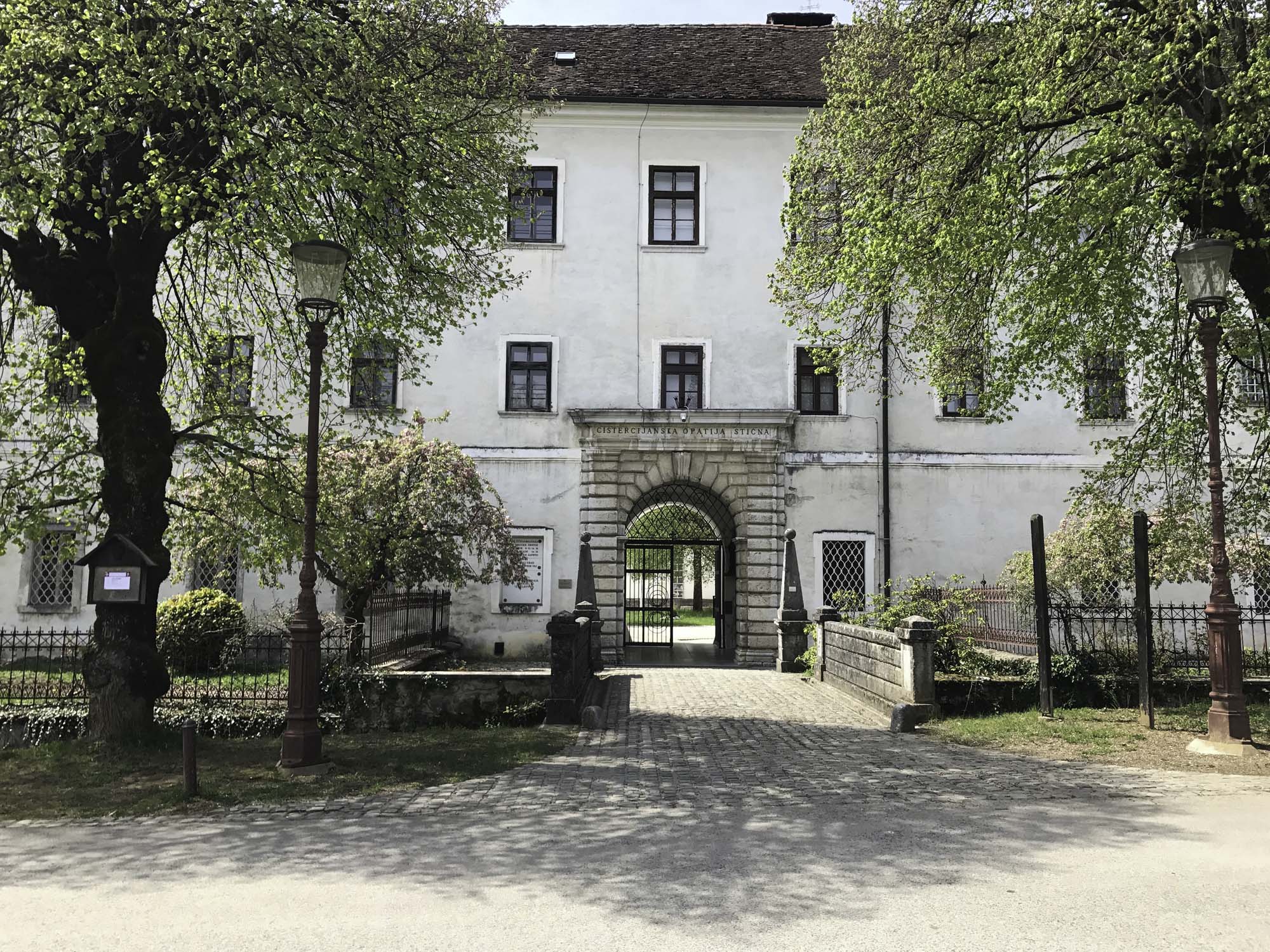  Eingang Klosterhof Sticna