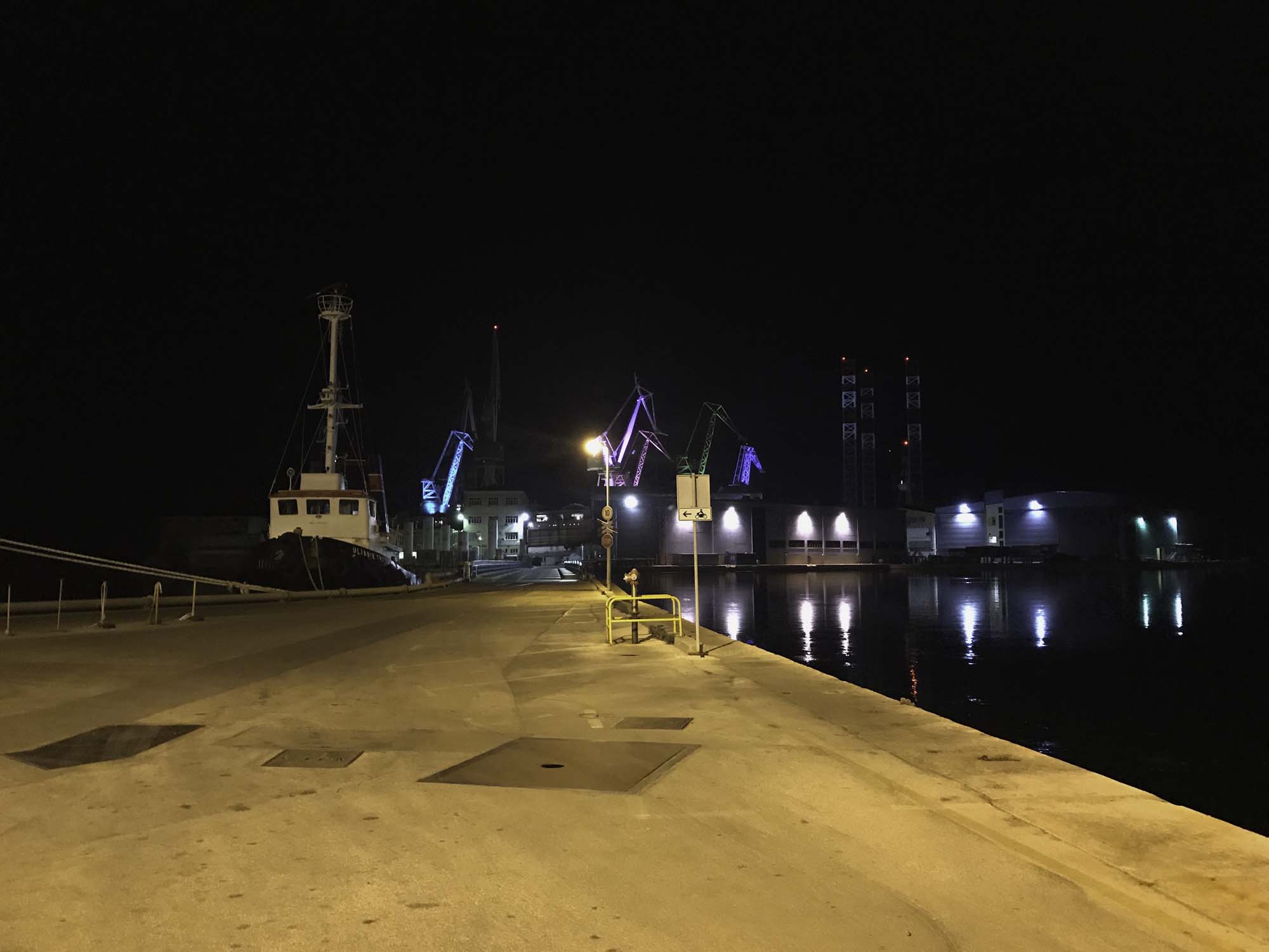 Leuchtende Giganten der Uljanik Werft in Pula
